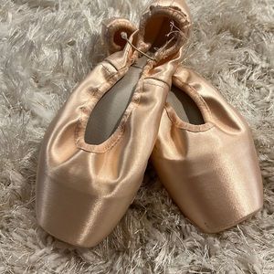 USA made Gaynor Minden Pointe shoes - sleek 11